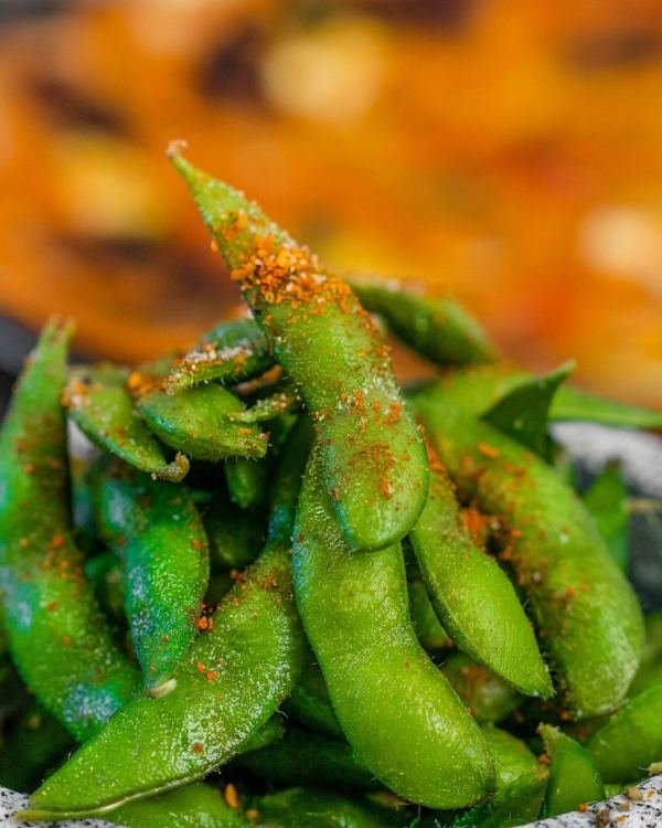 Gewürzte Edamame in einer Schale