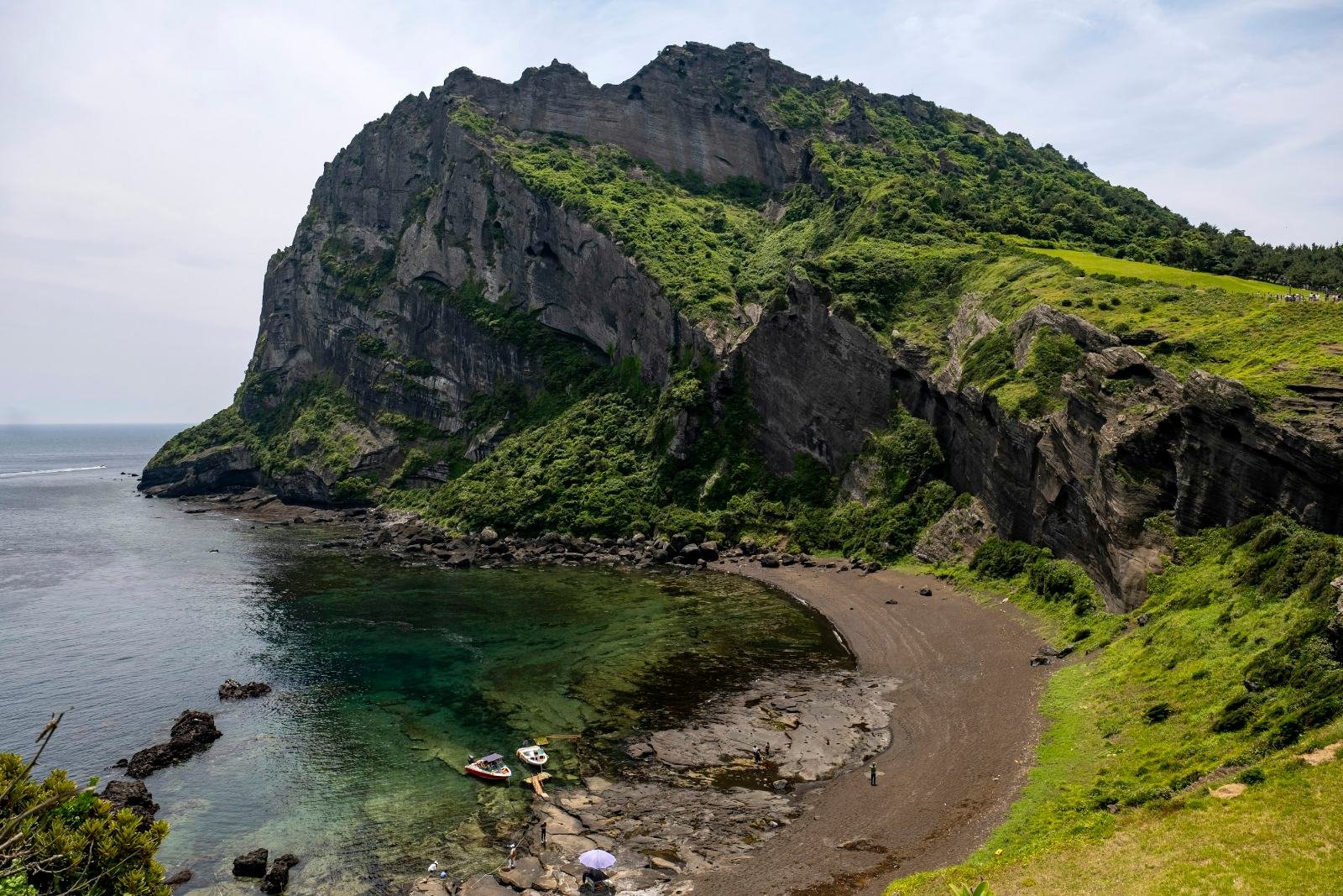 Die Küste Jejus mit einem der vulkanischen Tuffkegel der Insel