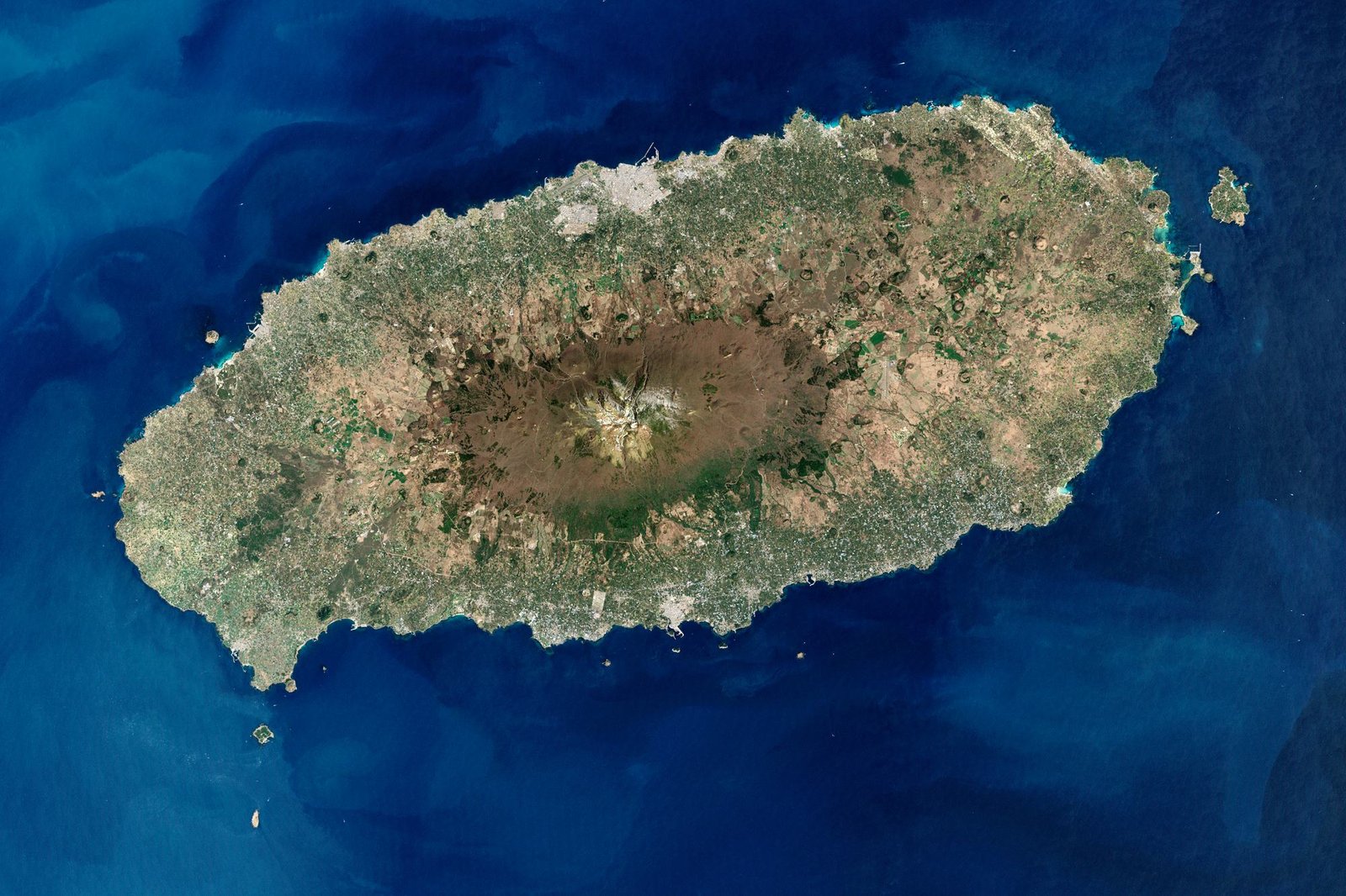Satellitenaufnahme der Insel Jeju, in der Mitte der Vulkan Hallasan